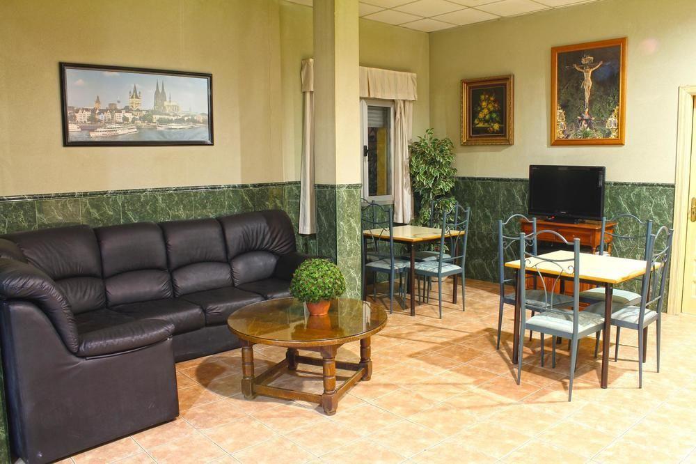 La Casa De Enfrente Pensión 2*